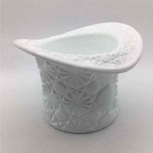 Vintage Fenton Daisy & Button Milk Glass Top Hat Vase - Picture 2 of 4